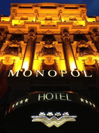 Hotel MONOPOL Luzern bei Nacht