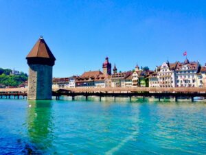 La petite ville de Lucerne avec "Kapellbrücke"