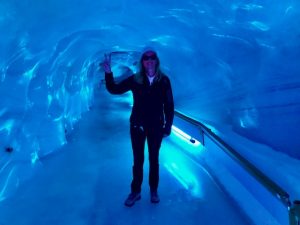 TITLIS Grotte glaciaire avec belles sculptures de glace